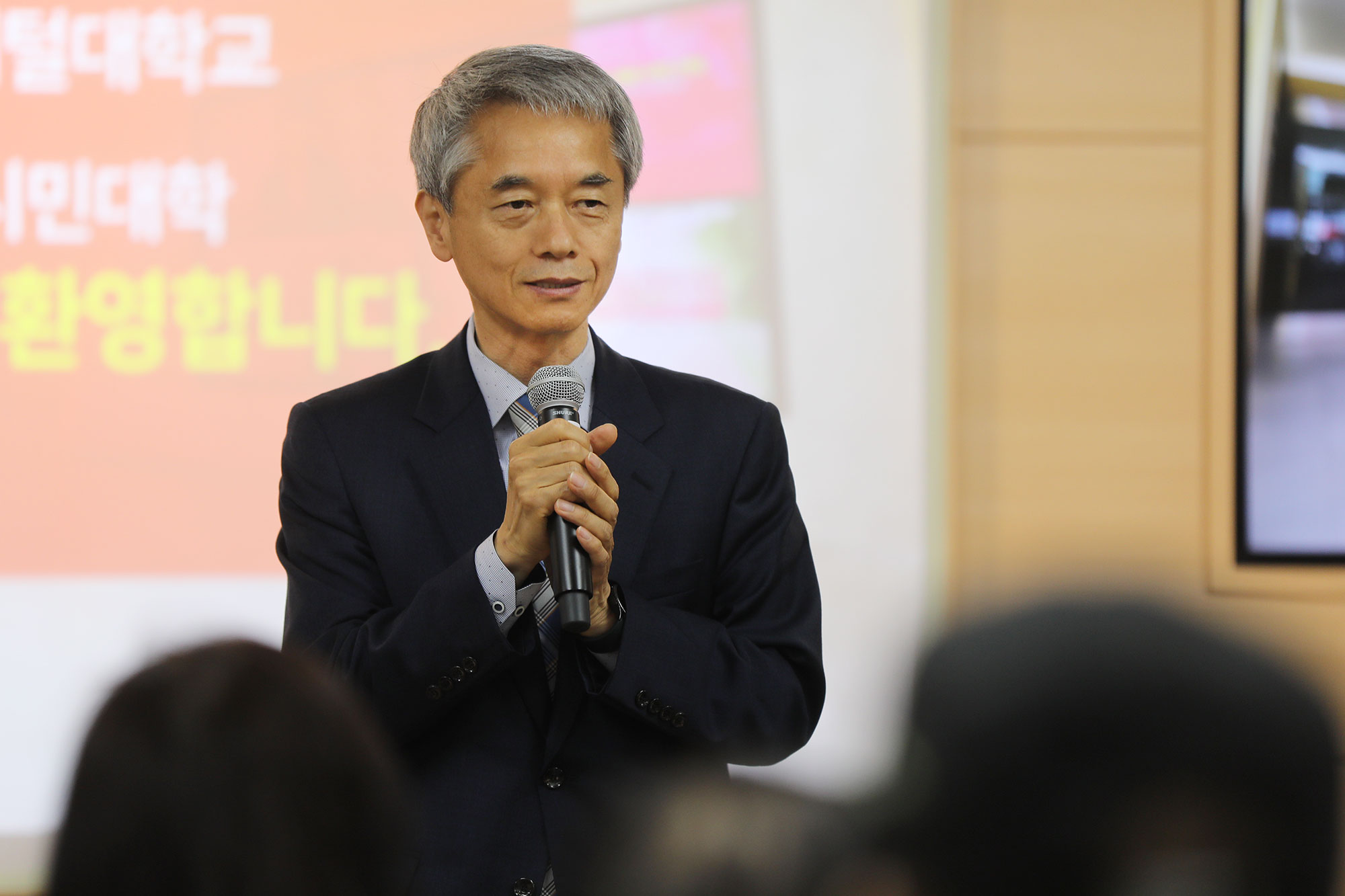 최원일 총장님의 인사말 하는 모습