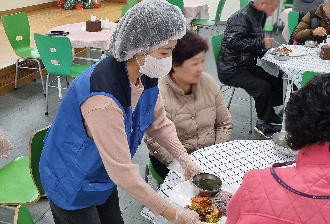 부산디지털대학교 교직원봉사단 장애인복지관 배식 봉사 참여