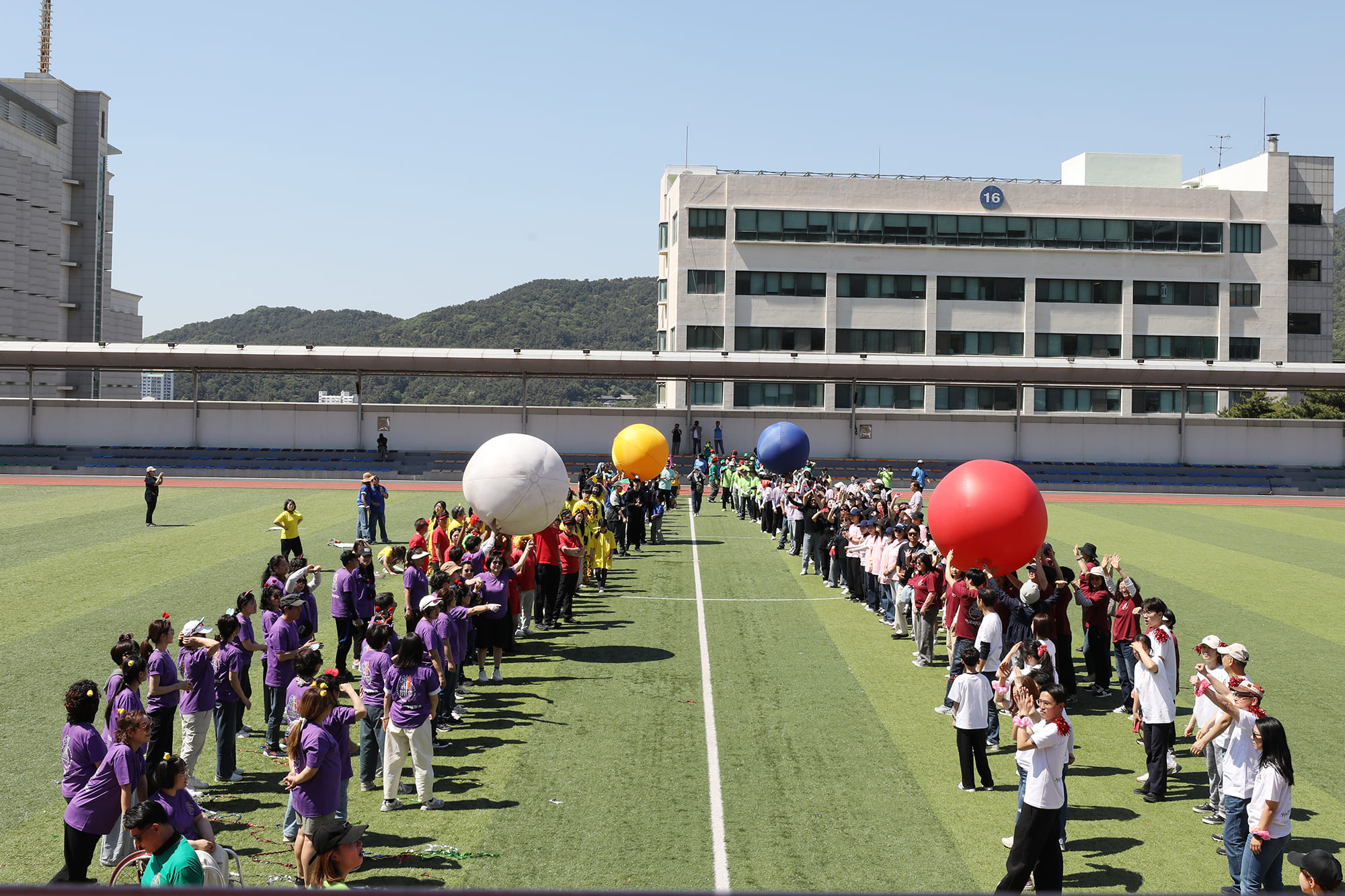 팀별로 공 굴리는 모습