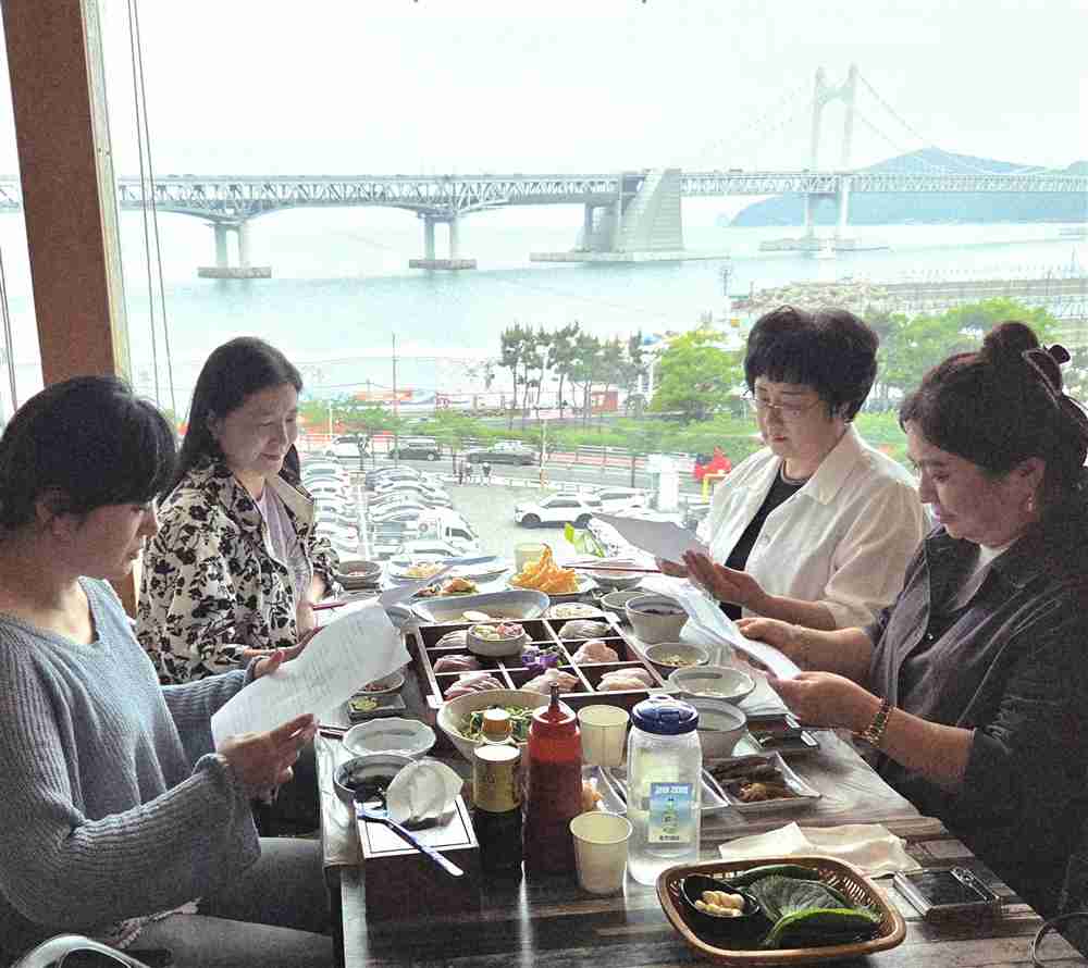 그림입니다. 원본 그림의 이름: 5월 스터디 사진.jpg 원본 그림의 크기: 가로 2492pixel, 세로 2218pixel 사진 찍은 날짜: 2026년 05월 23일 오후 12:15 카메라 제조 업체 : samsung 카메라 모델 : Galaxy S25 F-스톱 : 1.8 노출 시간 : 2/10000초 ISO 감도 : 80 측광 모드 : 가운데 중점 평균 측광 EXIF 버전 : 0232
